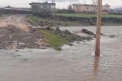 Diyarbakır'da sağanak: Dere taştı, yol göle döndü