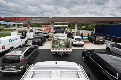 Fransa'da arz endişeleri nedeniyle soğuğa daha az dayanıklı akaryakıt satışına geçici izin verildi