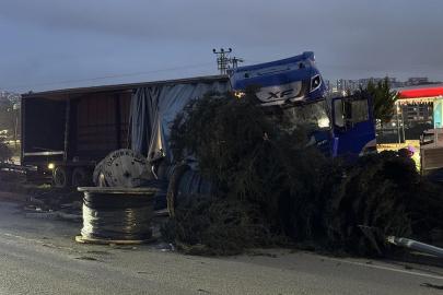 Freni boşalan tır 4 araca çarpıp elektrik direğini devirdi