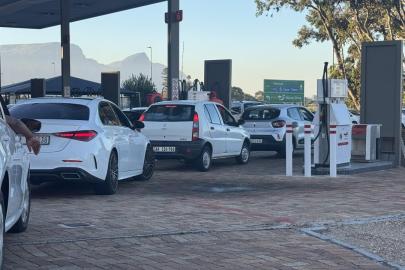 Güney Afrika'da akaryakıt zammı öncesi istasyonlarda uzun kuyruklar oluştu