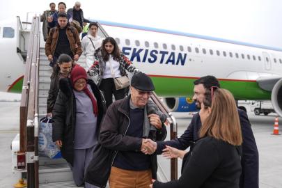 Hataylı depremzedeler Mirziyoyev'in davetiyle Özbekistan'a gitti