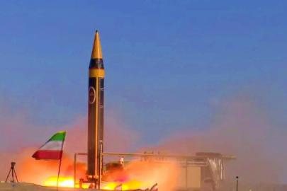 İran, ABD'nin bölgedeki USS Abraham Lincoln uçak gemisini füzelerle hedef aldığını duyurdu