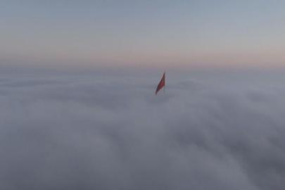 İstanbul'da boğaz ve tarihi yapılar sis altında kaldı