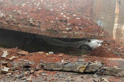 İstanbul'u sağanak vurdu: Metro ve yollar su altında kaldı, duvar çöktü