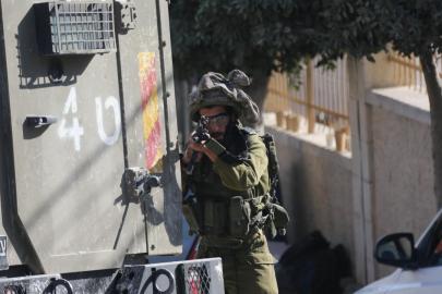 Katil İsrail askerleri El Halilde Filistinli bir genci gerçek mermiyle ateş açarak yaraladı