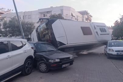 Kaza yapan otel servisi, park halindeki araçların üzerine devrildi