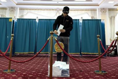 Kazakistan, yeni anayasa için sandık başında