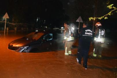 Manisa'da sağanak: Araçlar mahsur kaldı, evleri su bastı