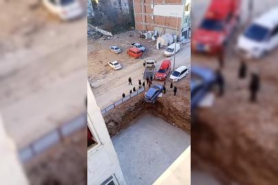 Otomobil, 4 metrelik inşaat temelinin kenarında asılı kaldı