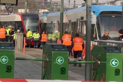 Raydan çıkan tramvay karşı yönden gelen tramvaya çarptı