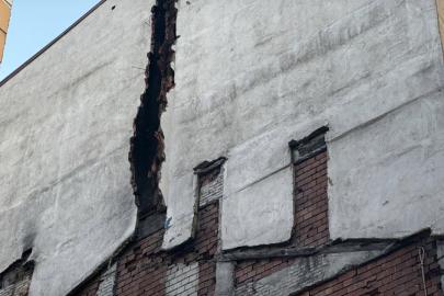 Sivas'ta yıkım sırasında bitişikteki bina hasar gördü