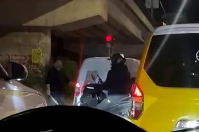 Tartıştığı sürücünün aracına sopayla giden taksici tutuklandı