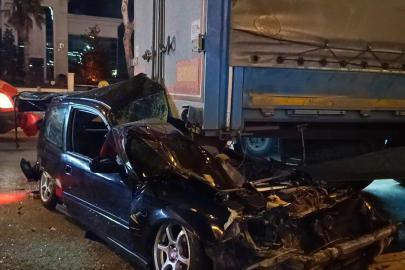 Tırın altına giren araç hurdaya döndü