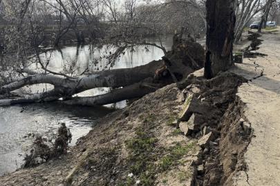 Tunca Nehri kıyısında toprak kayması