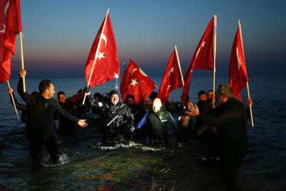 Türk dalgıç dünya rekoru kırdı: Soğuk suda 36 saat