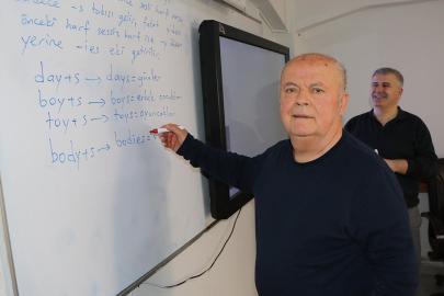 74 yaşındaki dede, torunu için İngilizce öğreniyor