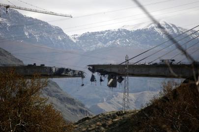 ABDİsrail, İran'ın tarihi Kaşan kentinde bir demir yolu köprüsüne saldırdı: 3 kişi hayatını kaybetti
