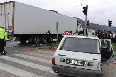 Amasya'da tırla otomobil çarpıştı: 10 aylık bebek öldü, 4 kişi yaralandı