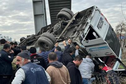 Ankara'da yolcu taşıyan minibüs üst geçide çarptı: 4 kişi hayatını kaybetti