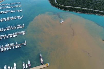 Antalya'da sağanak sonrası denizin rengi kahverengiye döndü