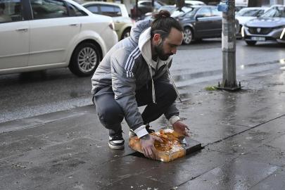 Başkentte kırık kaldırım taşları sanata dönüşüyor