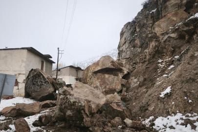 Gümüşhane'de dev kayalar yolu kapattı, evler boşaltıldı