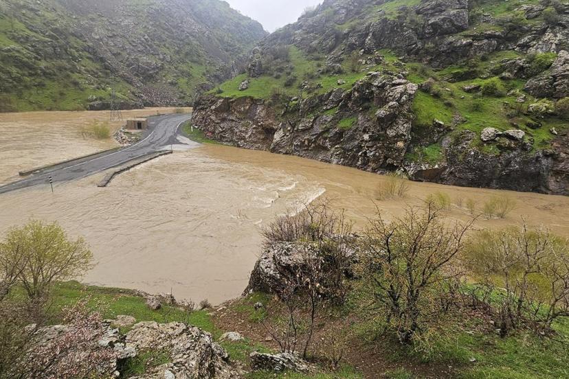 Hakkari'de dere taştı, yol kapandı
