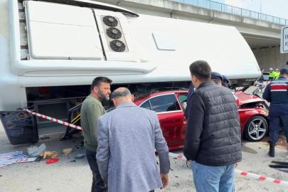 Halk otobüsü otomobilin üzerine devrildi: Çok sayıda yaralı var