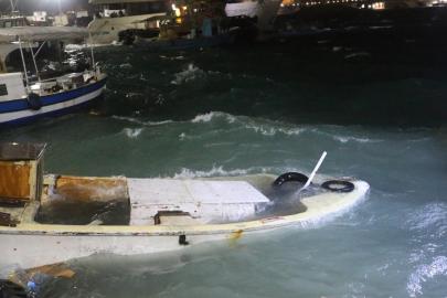 Hatay'da fırtına: Tekneler battı, çatılar uçtu, ağaçlar devrildi