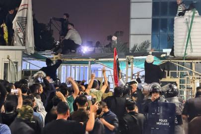 Iraklı protestocular, Basradaki Kuveyt Konsolosluğunu bastı