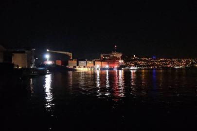 İstanbul Boğazında gemi yalıya metreler kala karaya oturdu, geçişler geçici olarak durduruldu