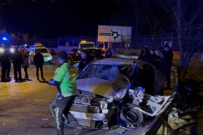 İstanbul'da servis minibüsü ile otomobil çarpıştı: 11 yaralı