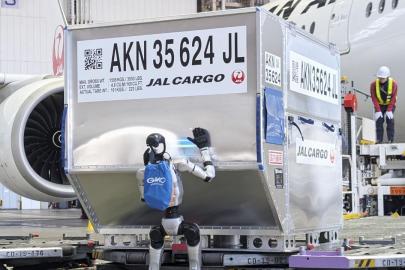 Japonya'da havalimanında bavullar insansı robotlara emanet