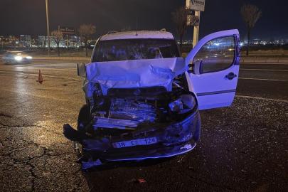 Kayseri'de iki hafif ticari araç çarpıştı: 6 yaralı