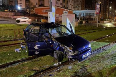 Kayseri'de otomobil tramvay yoluna girdi: 1 yaralı