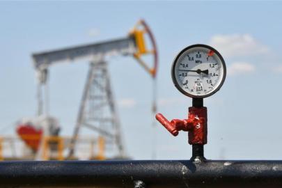 Körfezde enerji savaşı: BAEnin ayrılığı petrol fiyatlarını tehdit ediyor