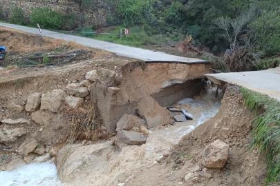 Mersin'de sağanak nedeniyle yol çöktü