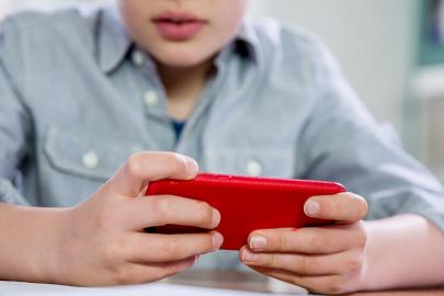 Sosyal ağlara 15 yaş düzenlemesi komisyondan geçti