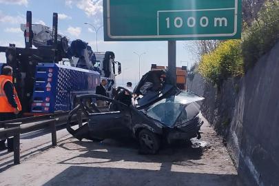 TEM Otoyolu'nda otomobil yön levhasına saplandı