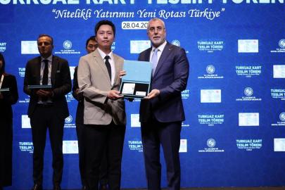 Türkiye'ye yatırım yapan 22 firmanın temsilcisine Turkuaz Kart verildi