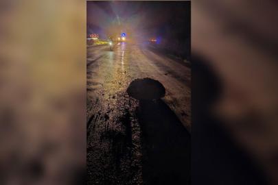 Yamaçtan kopan kayalar kara yolunu kapattı