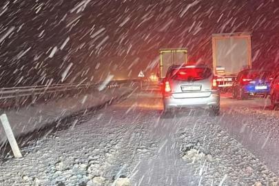3 devlet yolu kar yağışı nedeniyle tır ve çekicilere kapatıldı