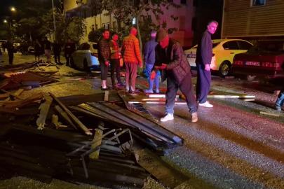Bartın'da şiddetli fırtına: Çatı uçtu, 6 araç hasar gördü