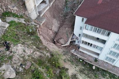 Çöken istinat duvarı evlerin içine girdi