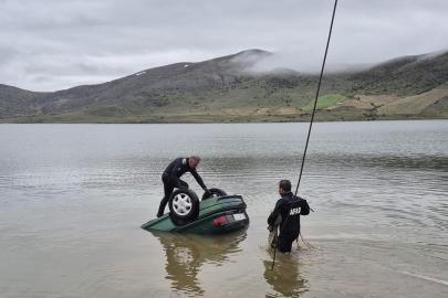 El freni unutuldu, otomobil gölete düştü