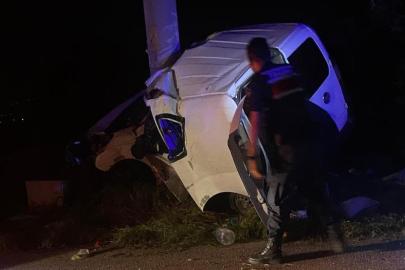 Elektrik direğine çarpan araç hurdaya döndü: 2 ölü, 2 yaralı
