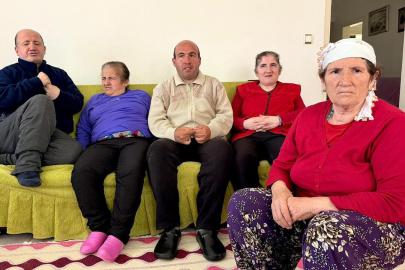 Fedakar anne 4 engelli evladına gözü gibi bakıyor