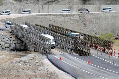 HakkariVan kara yolunda ikinci panel köprü trafiğe açıldı