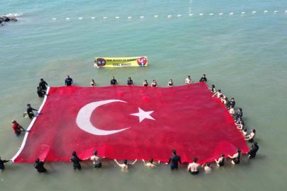 Hatay'da denizde 138 metrekarelik Türk bayrağı açıldı