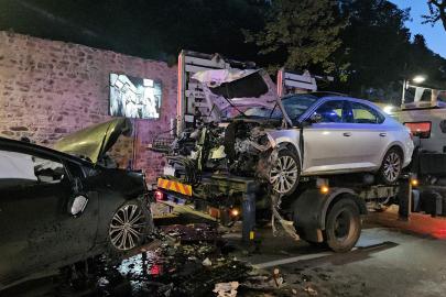 İstanbul'da iki araç kafa kafaya çarpıştı: 9 kişi yaralandı